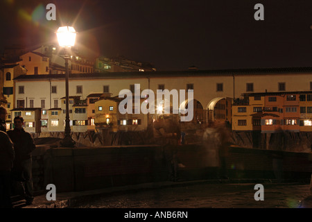Vista notturna del Ponte Vecchio, Firenze, Italia Foto Stock