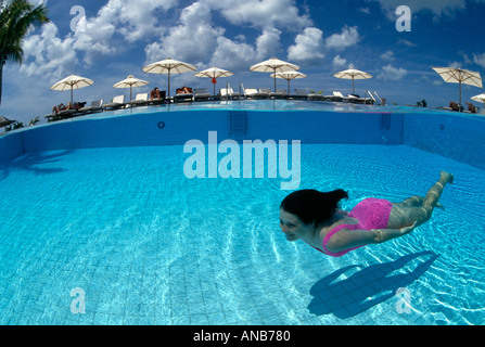 San Salvador Columbus Isle Club Med piscina sotto al di sopra della donna in piscina Foto Stock