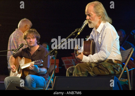 Roy e Nick Harper effettuando al 2006 Rhythm Festival vicino a Bedford in Inghilterra Foto Stock