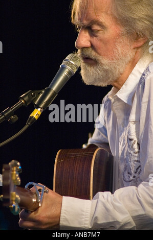 Roy Harper effettuando al 2006 Rhythm Festival vicino a Bedford in Inghilterra Foto Stock