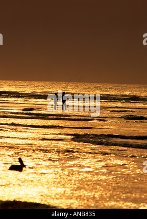 NC Outer Banks sagome di pescatori su una sandbar nella luce dorata Foto Stock