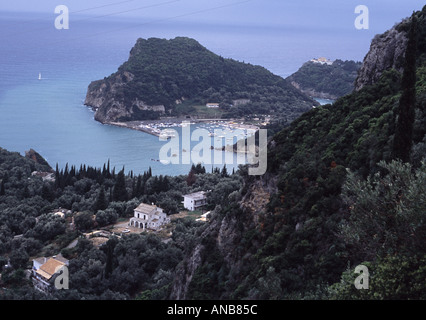 Case che si affaccia sul porto e la città di Paleokastritsa sull'isola di Corfu in Grecia Foto Stock