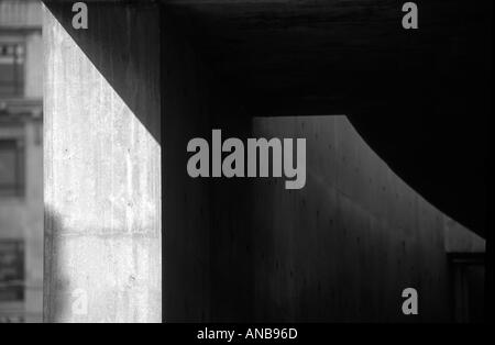 Dettaglio astratto a schermo da Tadao Ando Piccadilly Gardens Manchester REGNO UNITO Foto Stock