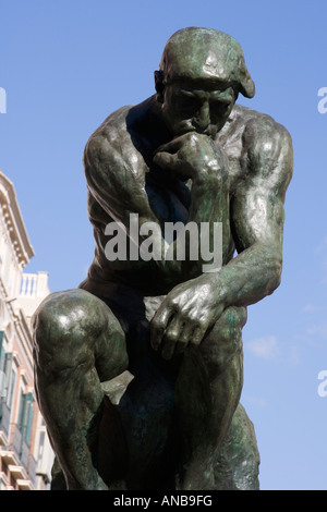 Il pensatore scultura in bronzo di Auguste Rodin 1840 al 1917 Calle Marques de Larios Malaga Costa del Sol Spagna Foto Stock