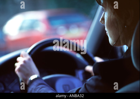 Azienda giovane donna alla guida di una guida a destra auto Foto Stock