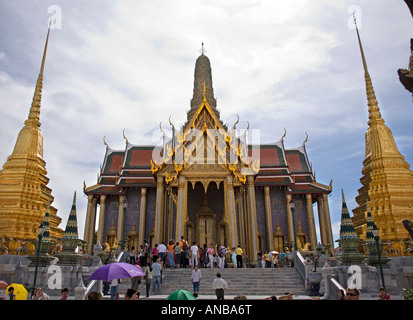 Ingresso principale al tempio di Wat Phra Kaew, sede del Buddha di Smeraldo, nel complesso del Grand Palace, Bangkok, Thailandia Foto Stock