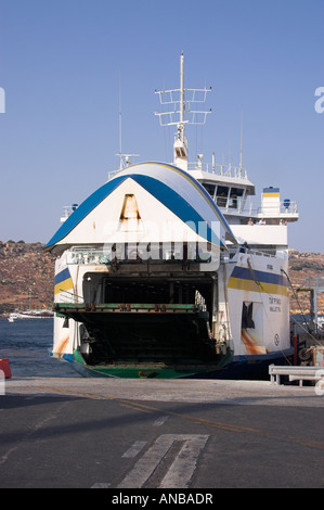 Europa, Malta, Gozo, Mgarr Porto che mostra le auto di carico Gozo Ferry Foto Stock