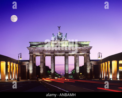 La porta di Brandeburgo di notte,Berlino, Germania. Foto Stock