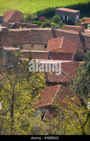 Una vista sulla red-tetti di tegole di Usson (Puy de Dôme - Francia). Vue aérienne des allasua du village d' Usson (Puy de Dôme - Francia) Foto Stock