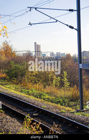 Regno Unito, Inghilterra, Londra, North Kensington, linea ferroviaria con la lontana Trellick Tower Foto Stock