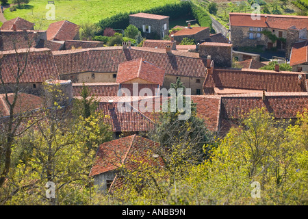 Una vista sulla red-tetti di tegole di Usson (Puy de Dôme - Francia). Vue aérienne des allasua du village d' Usson (Puy de Dôme - Francia) Foto Stock