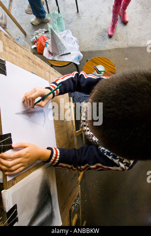 Giovane ragazzo cinese delineando Da Fen pittura Village Shenzhen in Cina Foto Stock