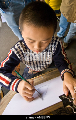 Giovane ragazzo cinese delineando Da Fen pittura Village Shenzhen in Cina Foto Stock