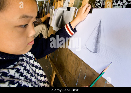 Giovane ragazzo cinese delineando Da Fen pittura Village Shenzhen in Cina Foto Stock