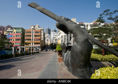 Statua in bronzo di mano e il pennello da Fen pittura Village Shenzhen in Cina Foto Stock