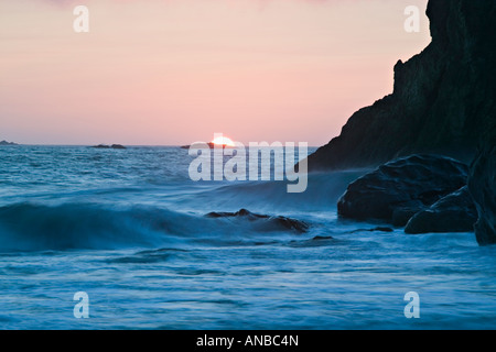 Oceano al crepuscolo Foto Stock