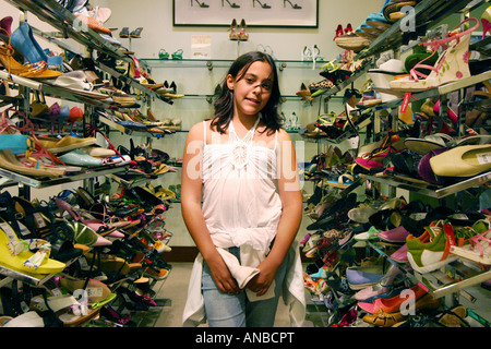 Una giovane ragazza nel reparto calzature, Macys store di San Francisco, California, Stati Uniti d'America Foto Stock