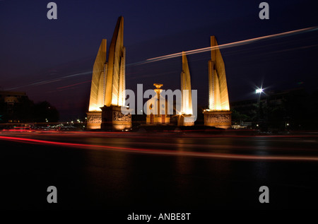 Sud-est asiatico, Thailandia, Bangkok, Banglamphu, il Monumento della democrazia di notte Foto Stock