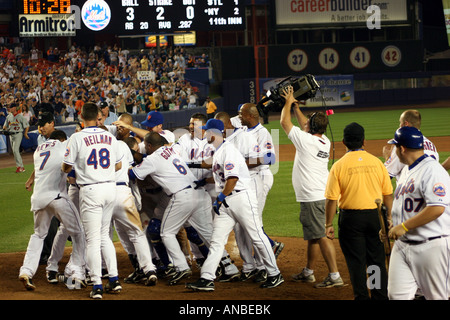 Il New York Mets mob il compagno di squadra di Shawn verde dopo la sua extra inning di gioco vincere home run a Shea Stadium il 25 giugno 2007 Foto Stock