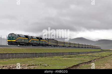 Lo Skytrain Provincia di Qinghai Xizang stazione più alta del mondo percorso treno altopiano Tibetano Tibet Cina Foto Stock