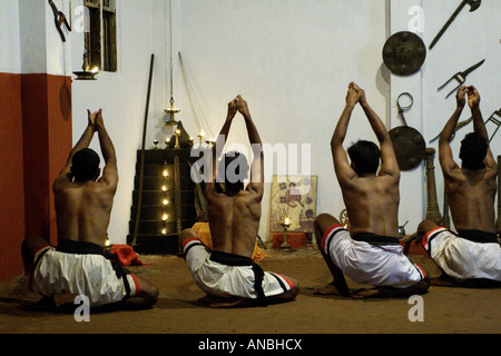 Un Kalarippayattu prestazioni in Kerala, India. Durante la dominazione britannica Kalarippayattu è andato sotterraneo ed è riacquistato popolarità. Foto Stock