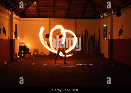 Un Kalarippayattu prestazioni in Kerala, India. Durante la dominazione britannica Kalarippayattu è andato sotterraneo ed è riacquistato popolarità. Foto Stock