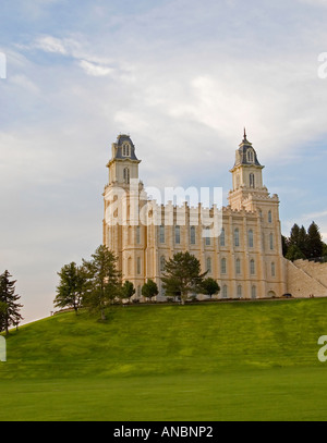 Manti Utah Tempio per la Chiesa di Gesù Cristo dei Santi degli Ultimi Giorni incorniciato contro la parte blu cielo molto nuvoloso Foto Stock