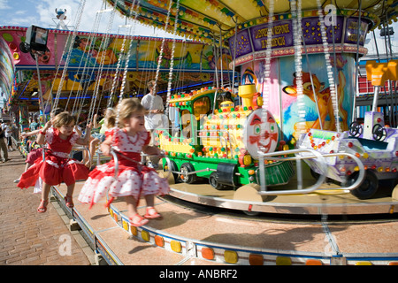 Bambini su di una giostra o Merry Go Round, Fuengirola, Costa del Sol, Spagna Foto Stock