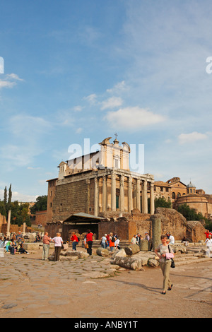 La chiesa di San Lorenzo in Miranda, costruita sui resti del Tempio di Antonino e Faustina tempio, Roma, Italia Foto Stock