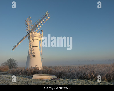 Un dipinto di bianco di mulino a vento THURNE utilizzati per il drenaggio delle dighe sul Norfolk Broads, BROADLAND East Anglia England Regno Unito Foto Stock