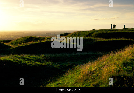 Preistorici earthworks rituale complesso di Tara. Giovane guardare da Lia Fail pietra sopra fiume Boyne pianura, nella contea di Meath, Irlanda Foto Stock