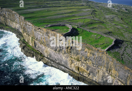 Dun Aenghus pietra preistorici fort sull isola di Inishmore, una delle Isole Aran, nella contea di Galway, Irlanda. Foto Stock