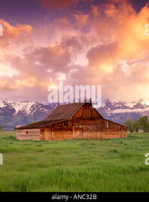 F00064M tif vecchio fienile di sunrise con Teton Mountains Teton National Park Wyoming Foto Stock