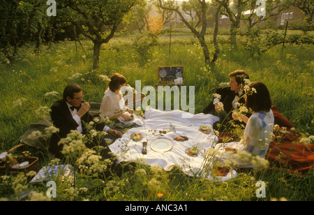 Glyndebourne Festival Opera intervallo picnic nei giardini, giardini dell'Opera House Lewes Sussex picnic durante intervallo 1984 1980s UK HOMER SYKES Foto Stock