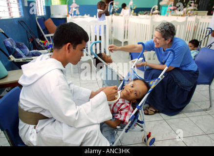 Congrigation cattolica 'Missionaries dei poveri" (MOP) cura dei bisognosi nella loro missione centro di Kingston/Giamaica Foto Stock