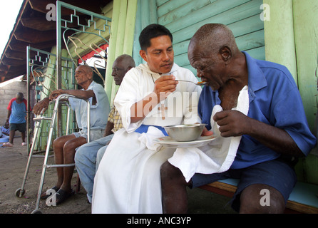 Congrigation cattolica 'Missionaries dei poveri" (MOP) cura dei bisognosi nella loro missione centro di Kingston/Giamaica Foto Stock