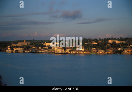 Fishingtown e Castillo de Jagua ingresso alla baia di Cienfuegos Cuba Foto Stock