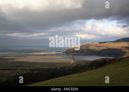 Un paesaggio di barmouth e cardigan bay con montagne di Snowdonia Foto Stock