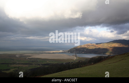 Un paesaggio di barmouth e cardigan bay da cadir idris mountain con grande cielo tempestoso Foto Stock