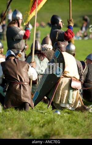 I soldati la preparazione per la battaglia sul campo durante la Battaglia di Hastings ri emanazione 2007 Foto Stock