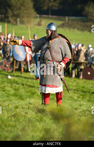 I soldati la preparazione per la battaglia sul campo durante la Battaglia di Hastings ri emanazione 2007 Foto Stock