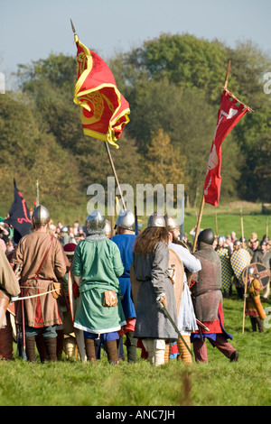 I soldati che trasportano Re Harold s pennant preparando per la battaglia sul campo durante la Battaglia di Hastings ri emanazione 2007 Foto Stock