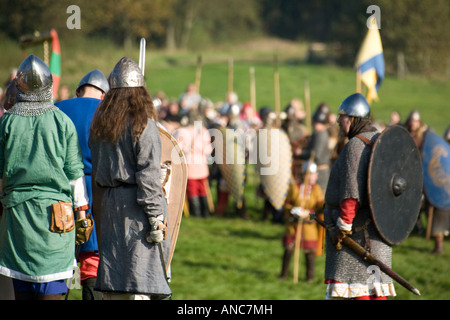 I soldati la preparazione per la battaglia sul campo durante la Battaglia di Hastings ri emanazione 2007 Foto Stock