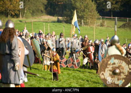 I soldati la preparazione per la battaglia sul campo durante la Battaglia di Hastings ri emanazione 2007 Foto Stock