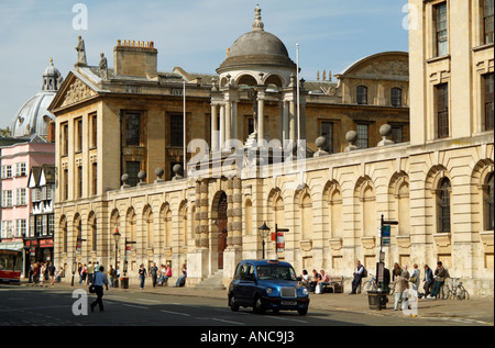 La Queens College di Oxford University sulla High Street nella città di Oxford Inghilterra REGNO UNITO Foto Stock