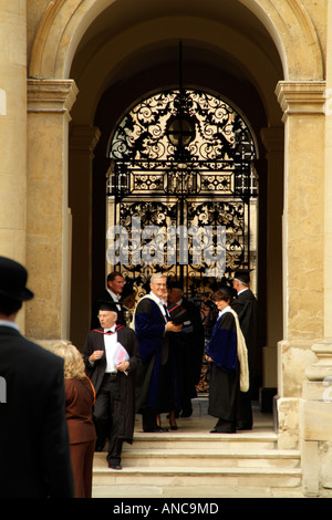 Università di Oxford. Gli accademici che indossa abiti tradizionali, abiti e cappelli camminando su un corteo cerimoniale dalla Clarendon sede, Foto Stock