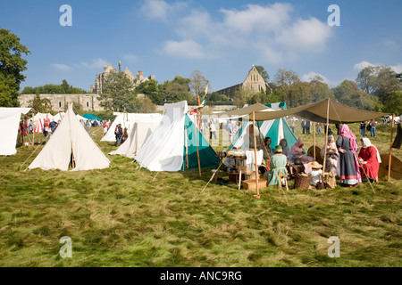 La gente in costume tradizionale in stallo durante la Battaglia di Hastings ri emanazione 2007 Foto Stock