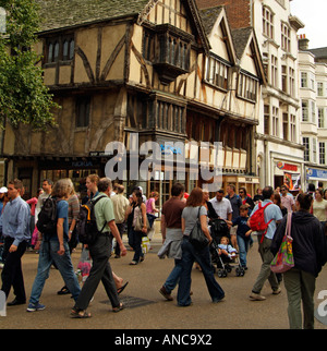 Shopping su Cornmarket Street città di Oxford Inghilterra REGNO UNITO Foto Stock