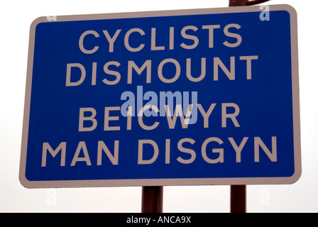 I ciclisti smontare sign in inglese e gallese per la baia di Cardiff Galles Foto Stock