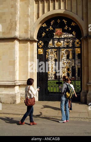 All Souls College Oxford University Oxfordshire England Regno Unito. I turisti in visita a. Foto Stock